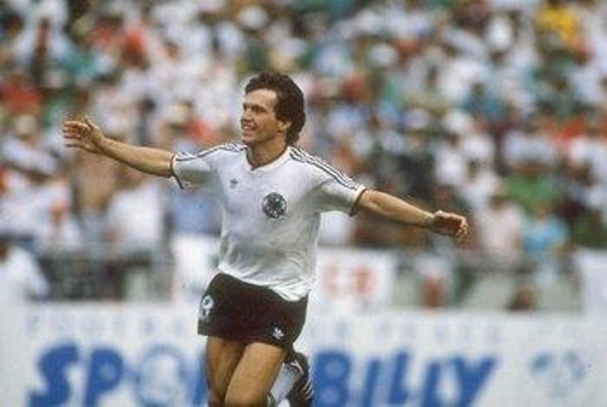 Futbol tarihinin 50 en iyi ortasaha oyuncusu