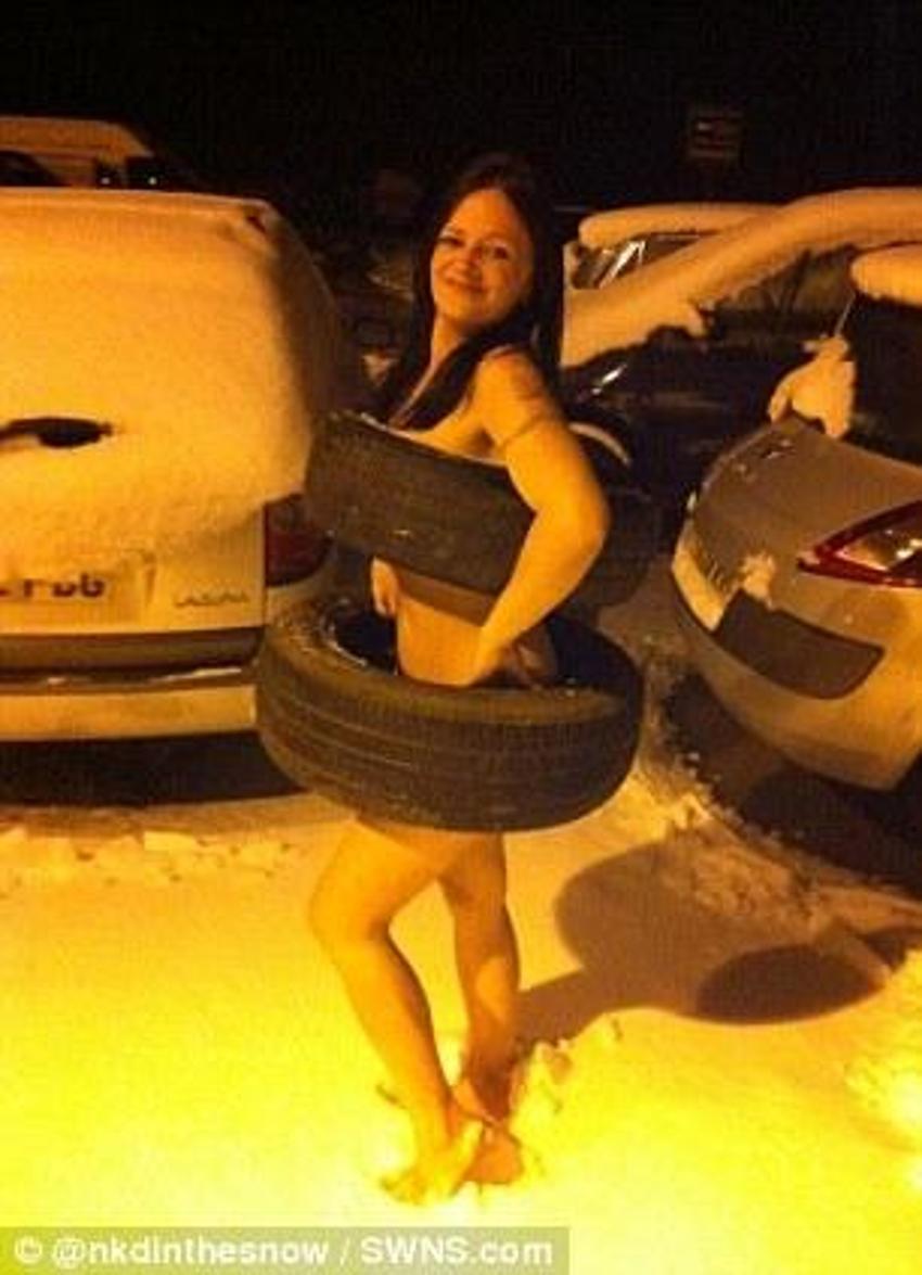 Голая на снегу - 4 фото