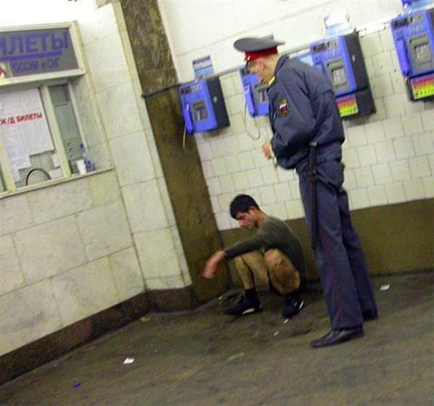 Воровка не хотела сидеть в обезьяннике за украденную сметану и пришлось сесть на член бдительного охранника Воровка не хотела сидеть в обезьяннике за украденную сметану и пришлось сесть на член бдительного охранника