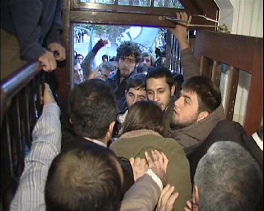 YÖK başkanına yumurtalı protesto!