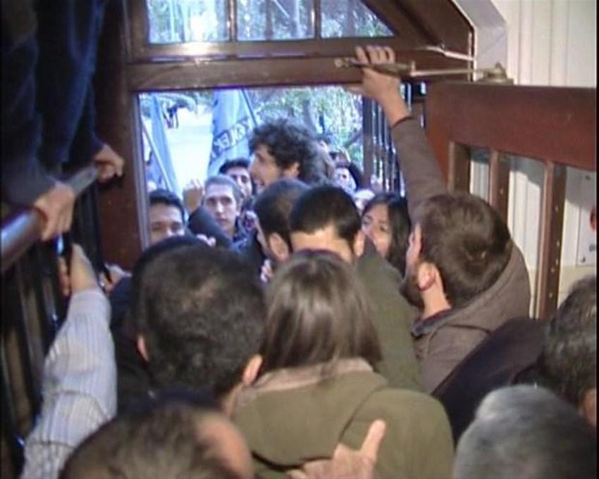 YÖK başkanına yumurtalı protesto!