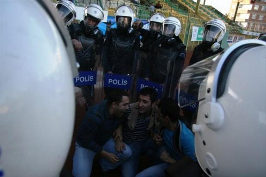YÖK başkanına yumurtalı protesto!