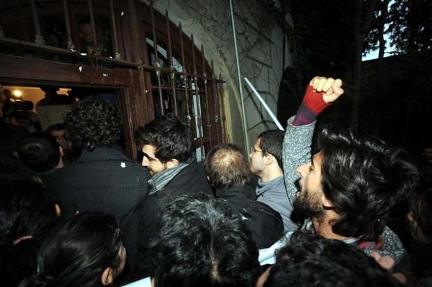 YÖK başkanına yumurtalı protesto!