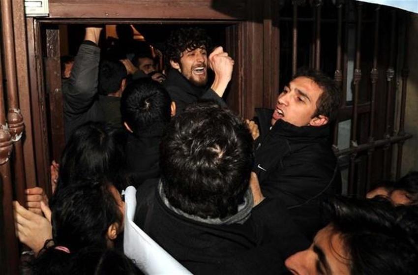 YÖK başkanına yumurtalı protesto!