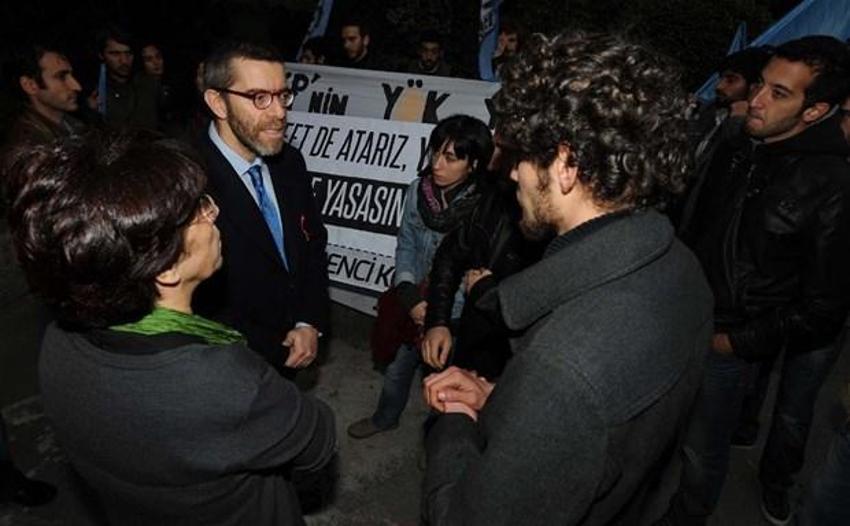 YÖK başkanına yumurtalı protesto!