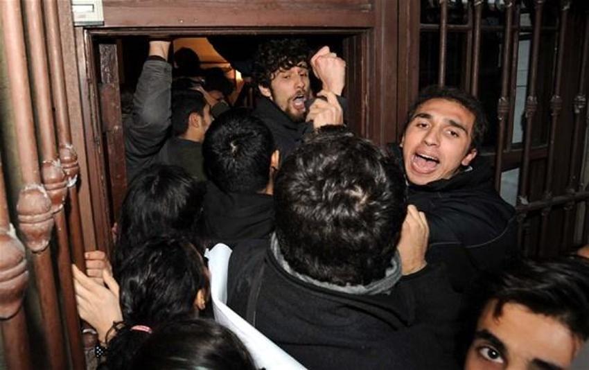 YÖK başkanına yumurtalı protesto!