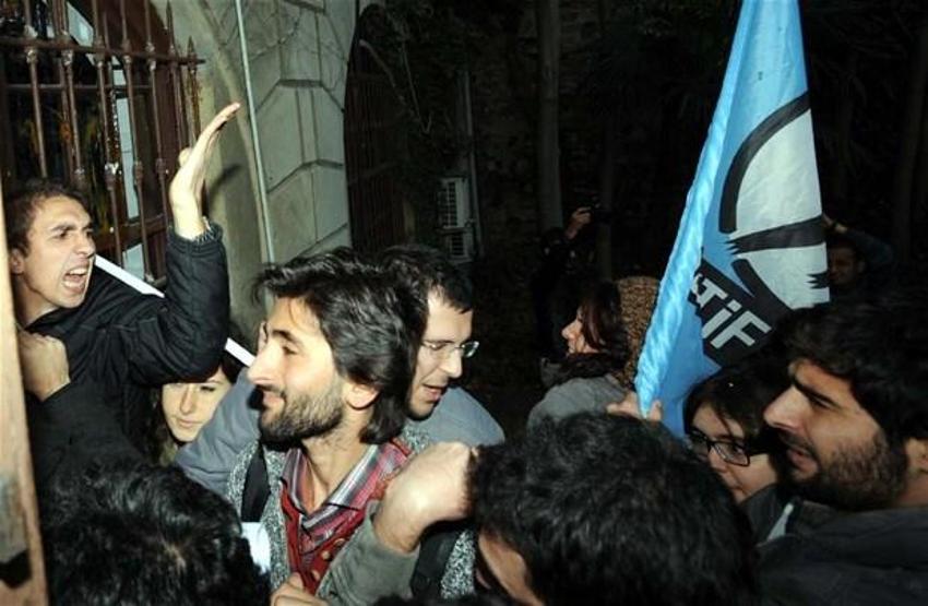 YÖK başkanına yumurtalı protesto!