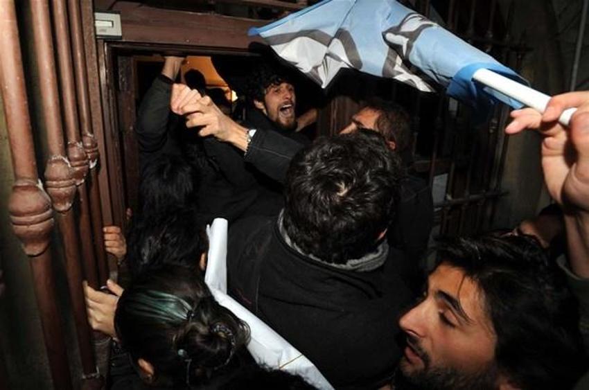 YÖK başkanına yumurtalı protesto!
