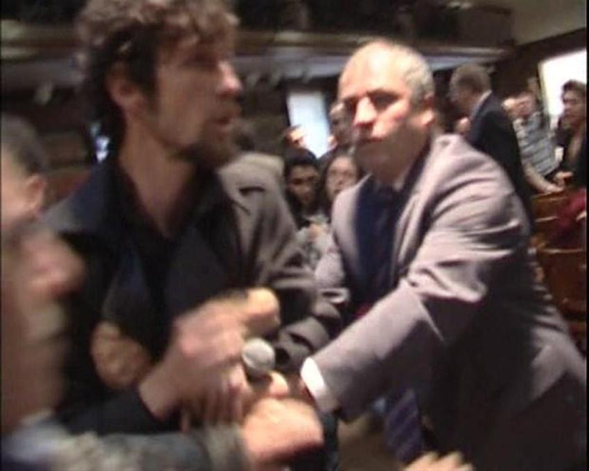 YÖK başkanına yumurtalı protesto!