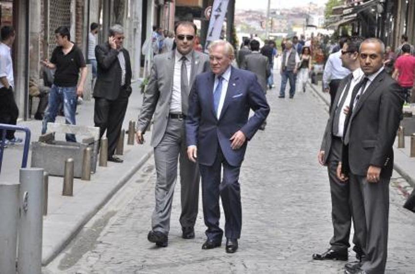 Son yolculuğuna böyle uğurlandı