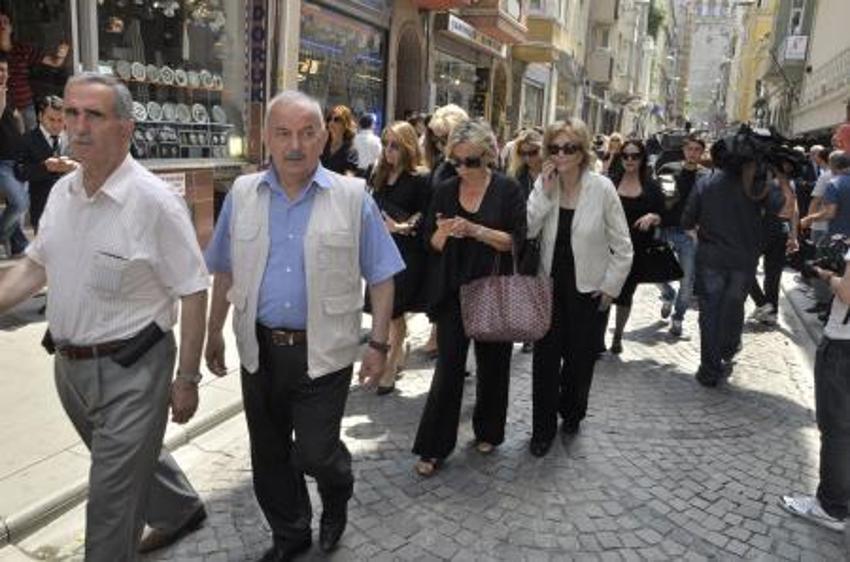 Son yolculuğuna böyle uğurlandı