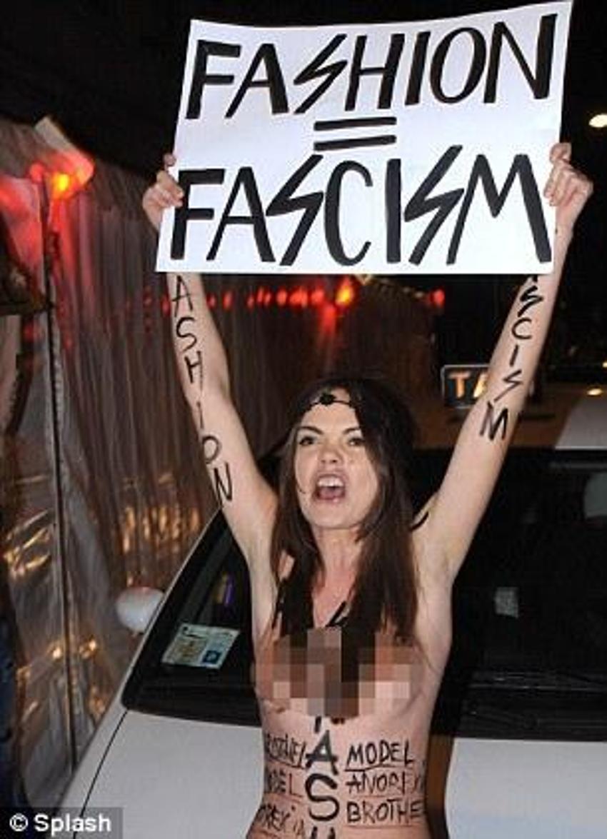 Femen Milano'daki moda haftası'na damgasını vurdu