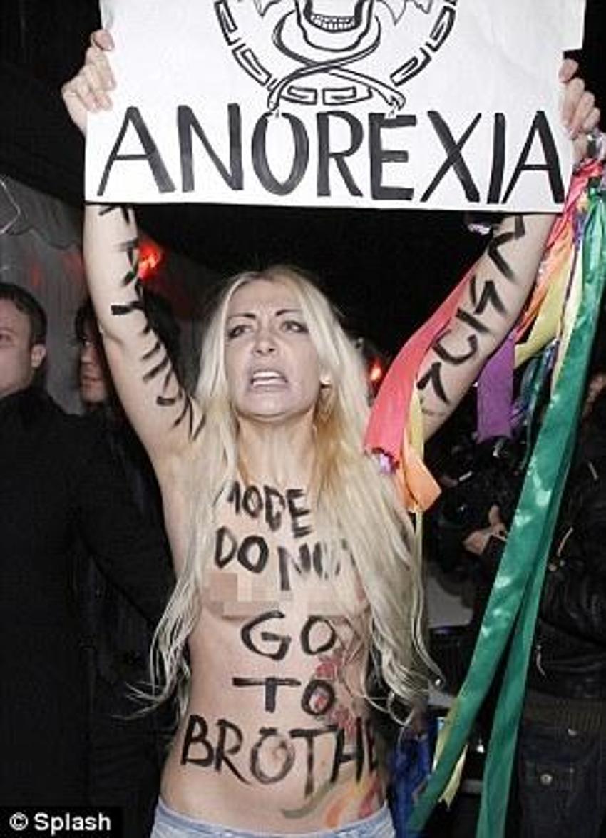 Femen Milano'daki moda haftası'na damgasını vurdu