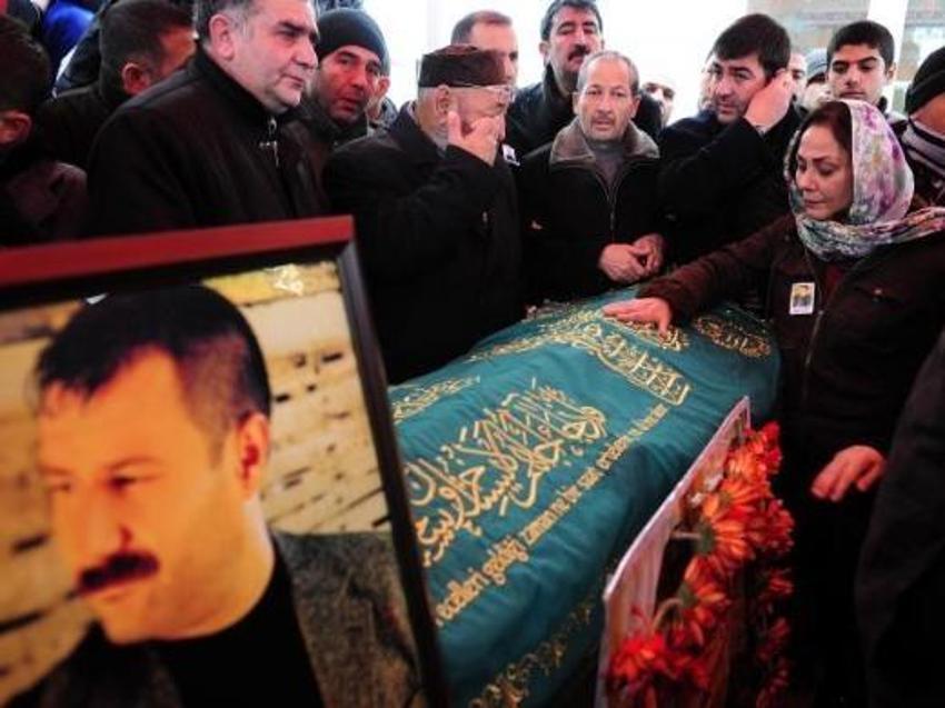 Azer Bülbül son yolculuğuna uğurlandı