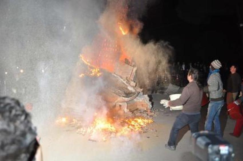 Bakan Bağış'a yumurtalı protesto