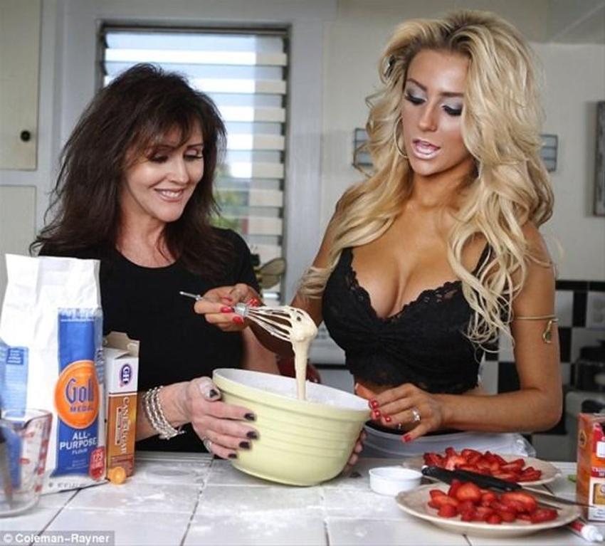 Courtney Stodden- Doug Hutchison