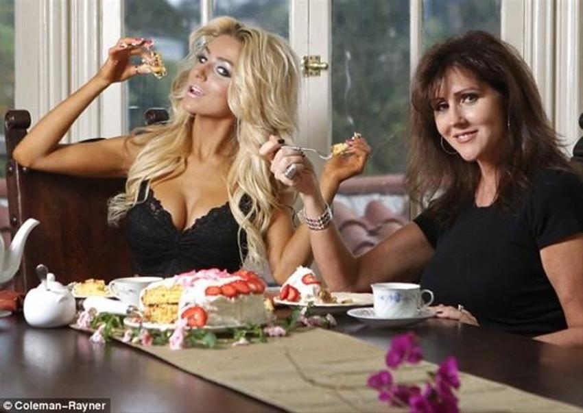 Courtney Stodden- Doug Hutchison