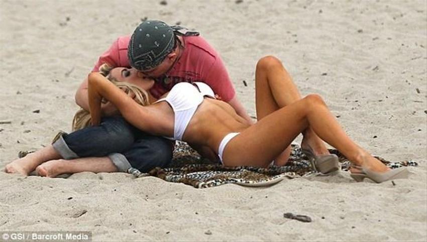 Courtney Stodden- Doug Hutchison