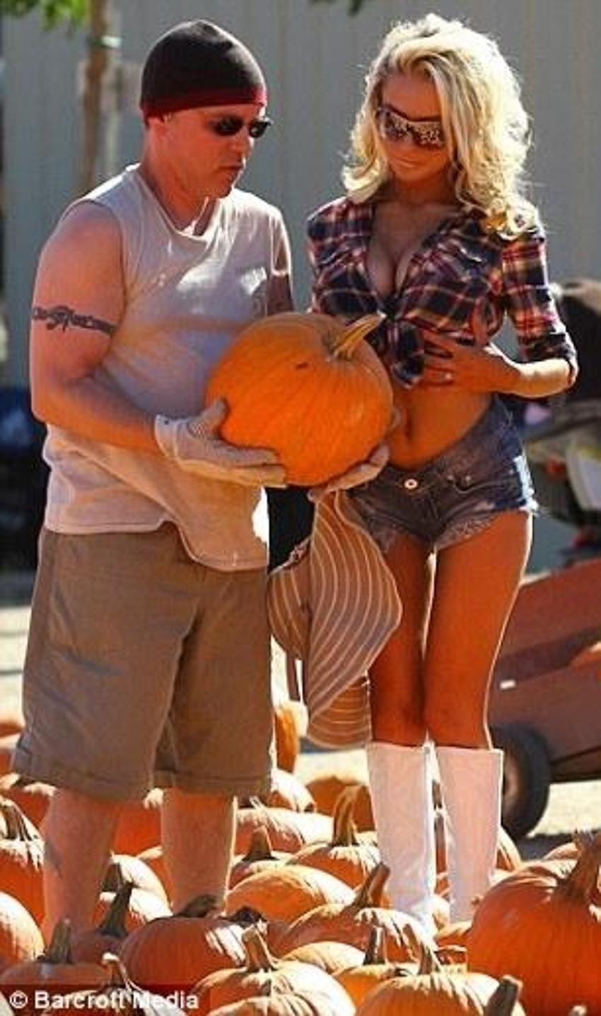 Courtney Stodden- Doug Hutchison