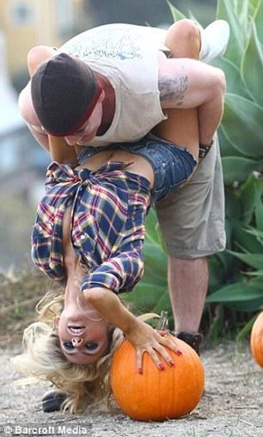 Courtney Stodden- Doug Hutchison