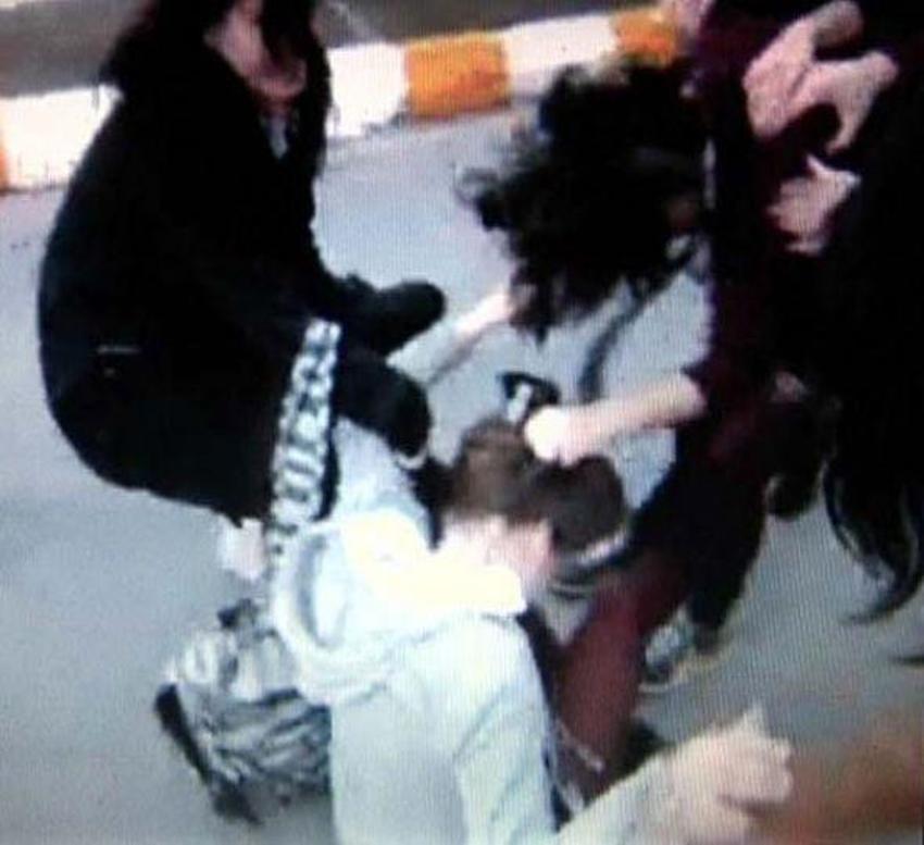 Liseli kızların kavgası kamerada
