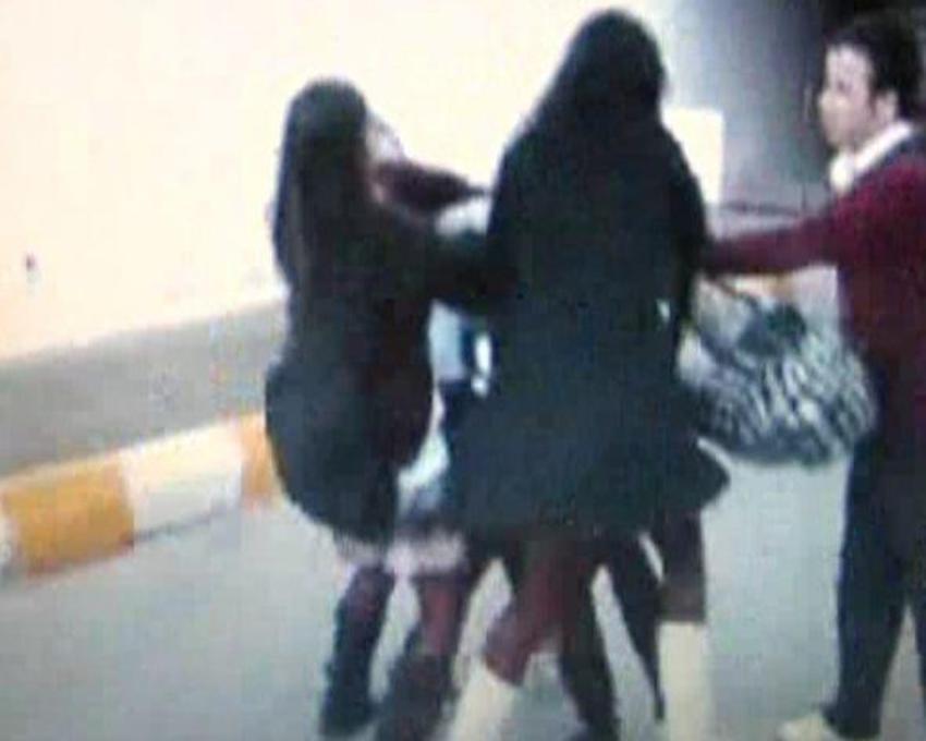 Liseli kızların kavgası kamerada