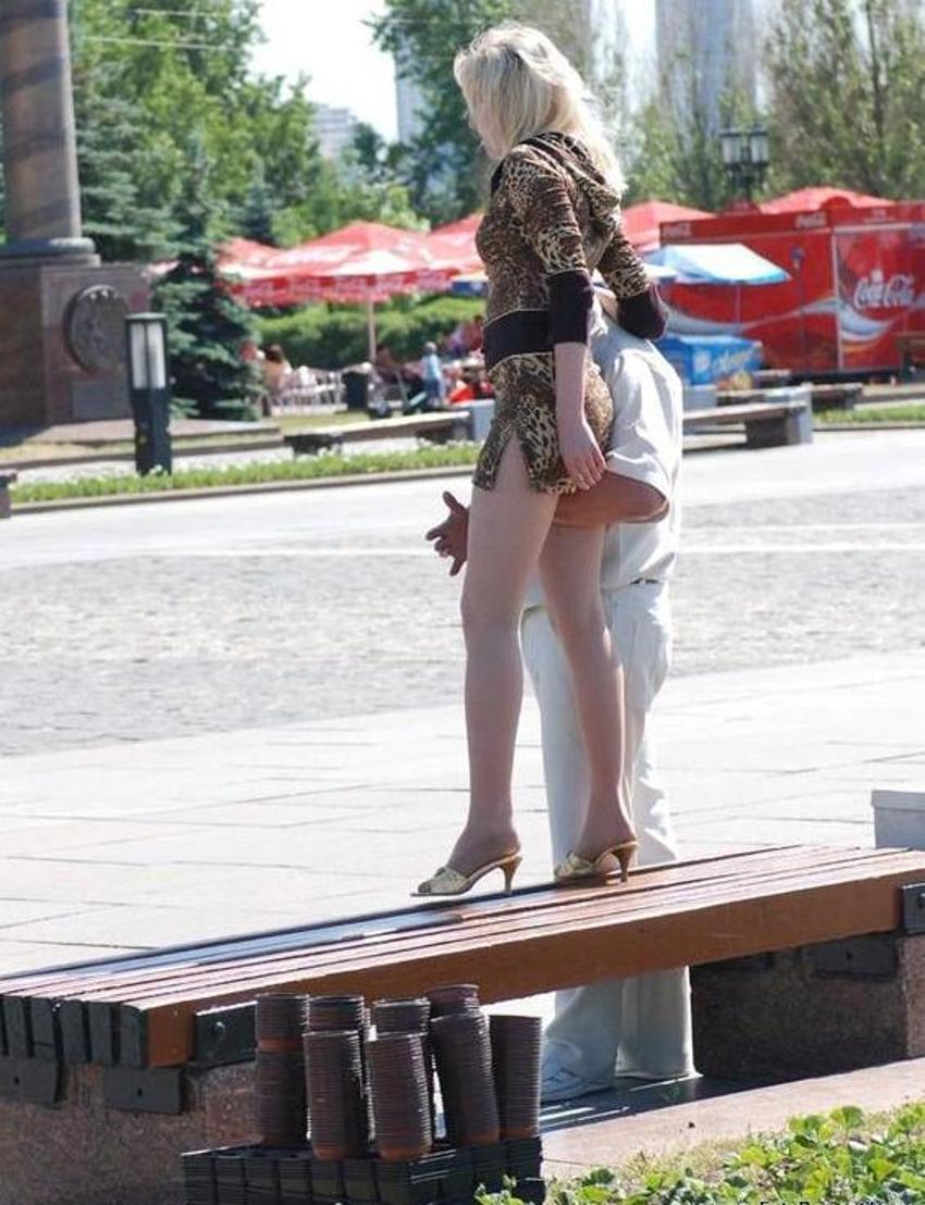 Подборка сочных попок. которые прогуливались в короткой юбке по городу и попали на камеру