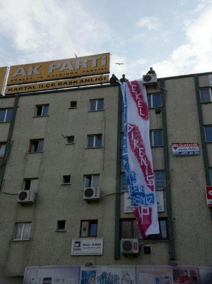 AKP binası çatısında TEKEL mücadelesi