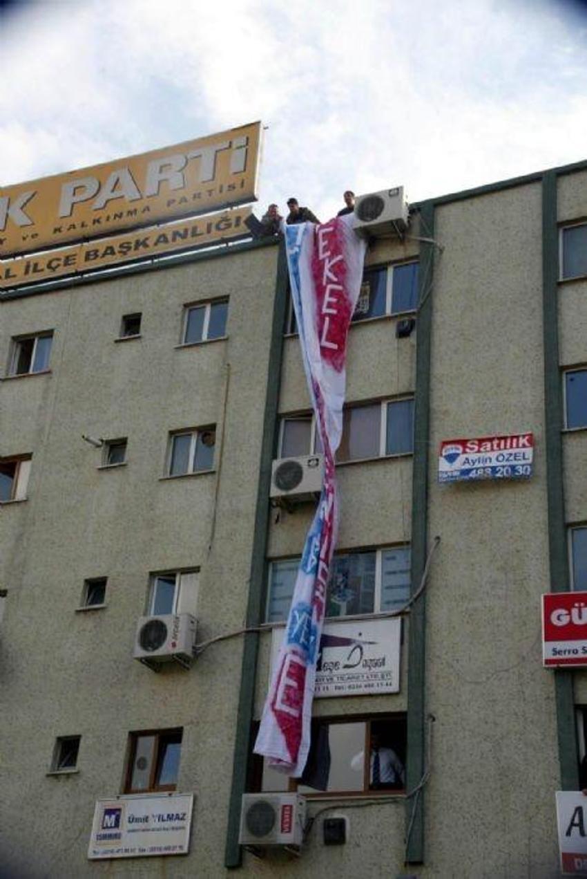 AKP binası çatısında TEKEL mücadelesi
