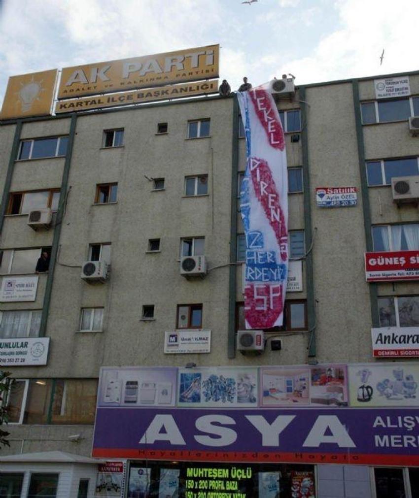 AKP binası çatısında TEKEL mücadelesi