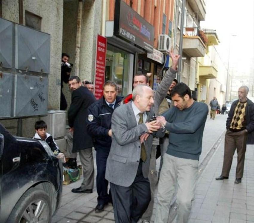 AKP binası çatısında TEKEL mücadelesi