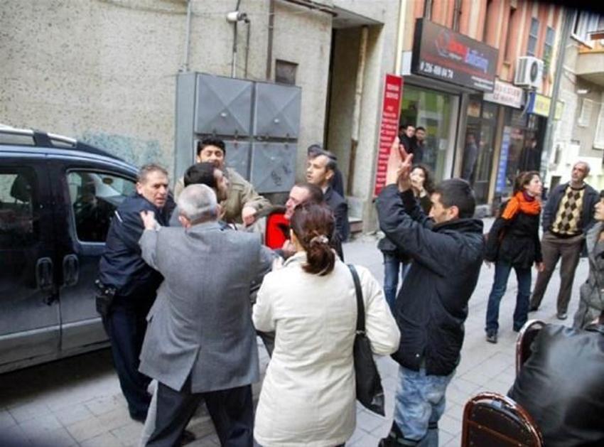 AKP binası çatısında TEKEL mücadelesi