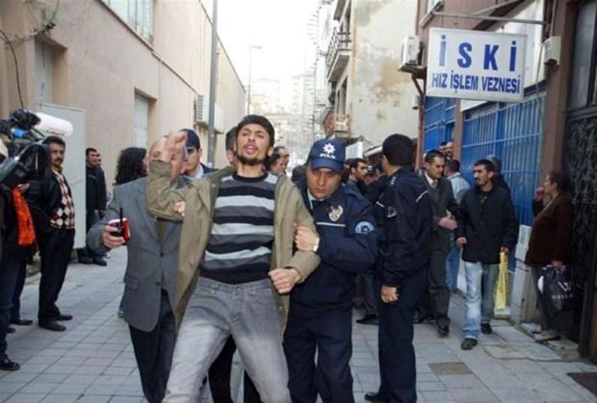 AKP binası çatısında TEKEL mücadelesi