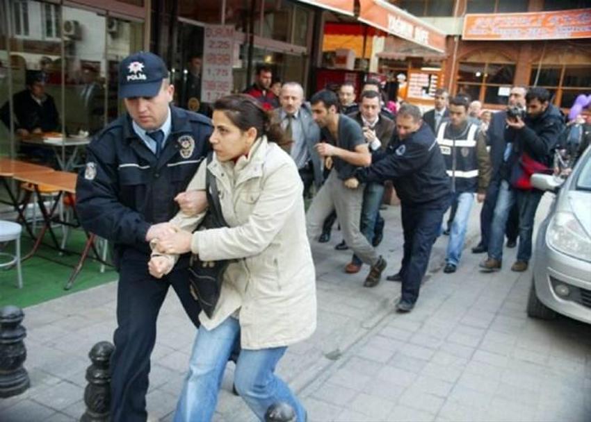 AKP binası çatısında TEKEL mücadelesi