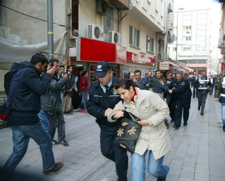 AKP binası çatısında TEKEL mücadelesi