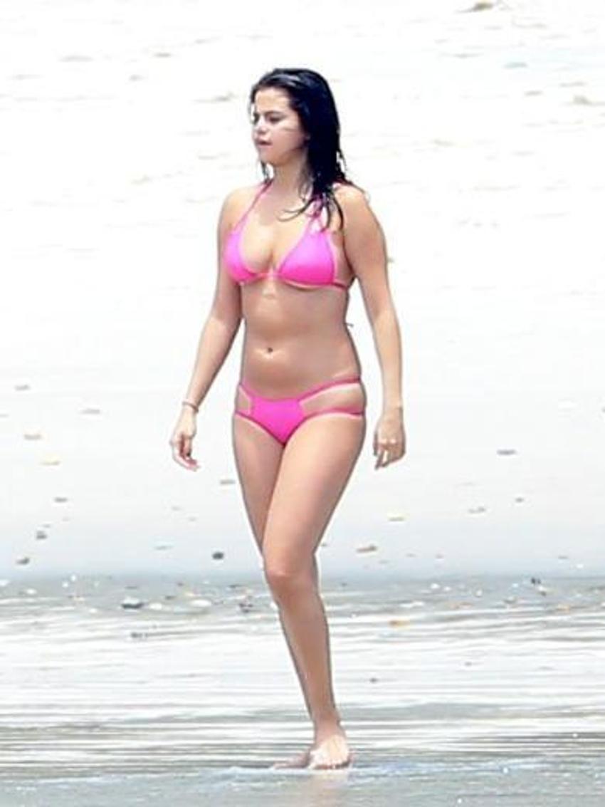 Selena Gomez bikiniye sığmadı