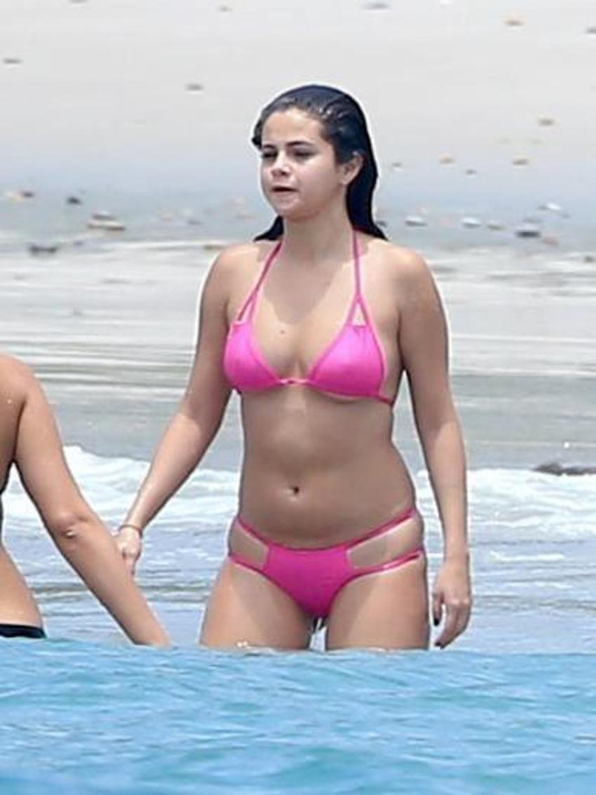 Selena Gomez bikiniye sığmadı