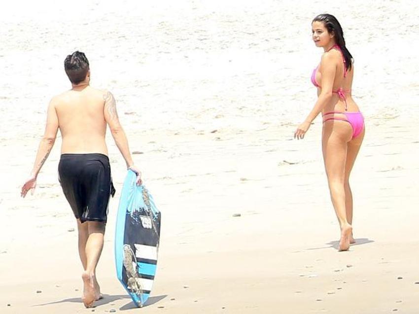 Selena Gomez bikiniye sığmadı