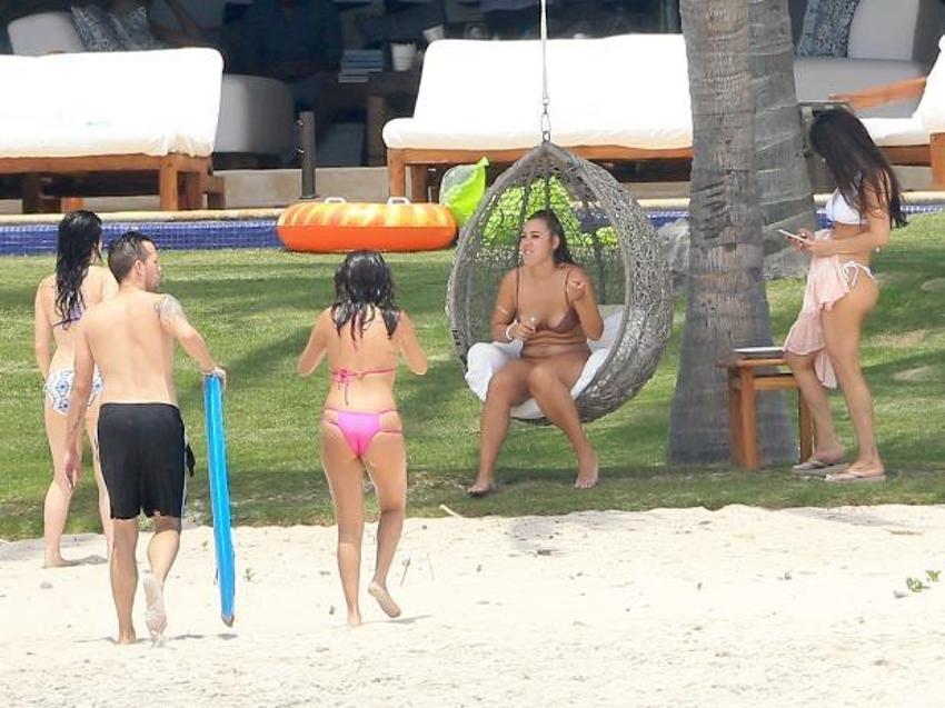 Selena Gomez bikiniye sığmadı