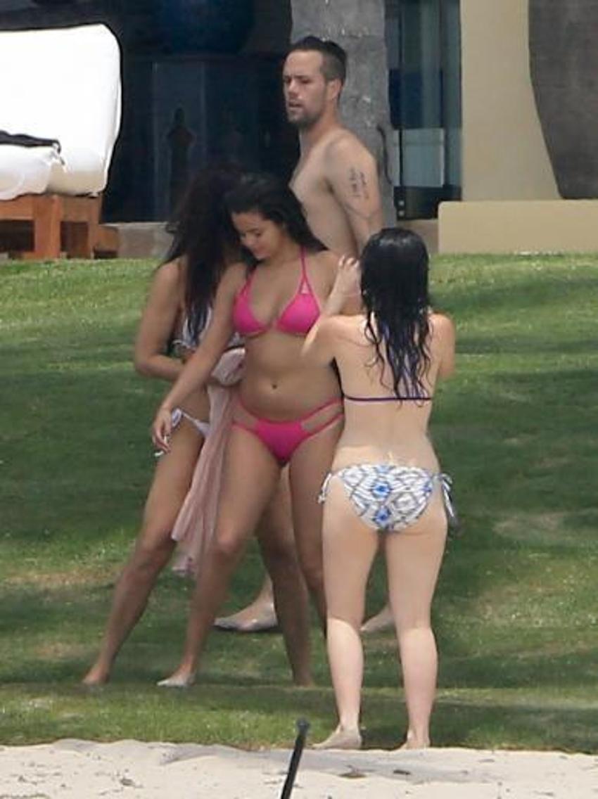 Selena Gomez bikiniye sığmadı