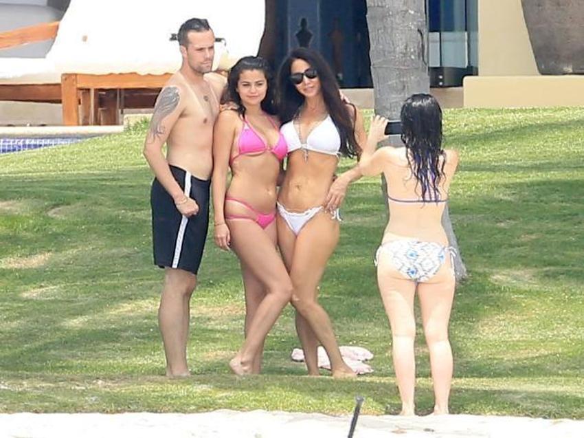 Selena Gomez bikiniye sığmadı