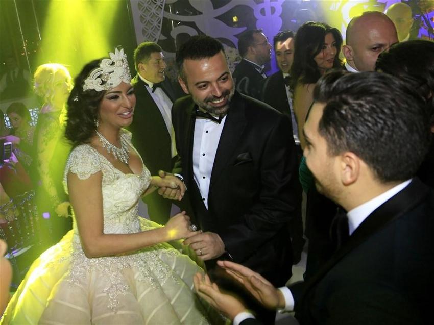 Ozan'ı sırtında taşıyor