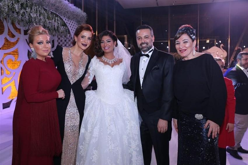 Ozan'ı sırtında taşıyor