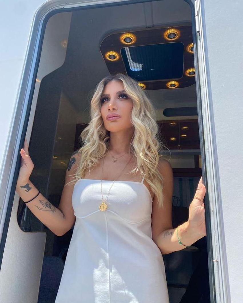 İrem Derici'den havuz başında poz!