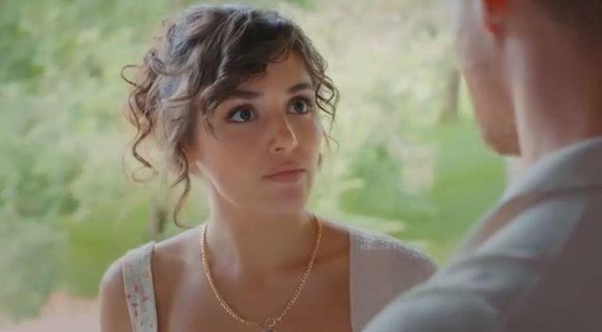 Hande Erçel ve Kerem Bürsin'in öpüşme sahnesi olay oldu!