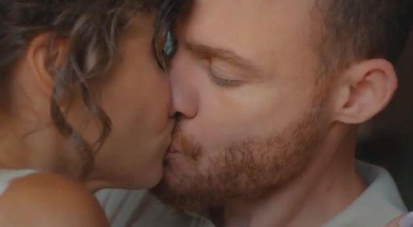 Hande Erçel ve Kerem Bürsin'in öpüşme sahnesi olay oldu!