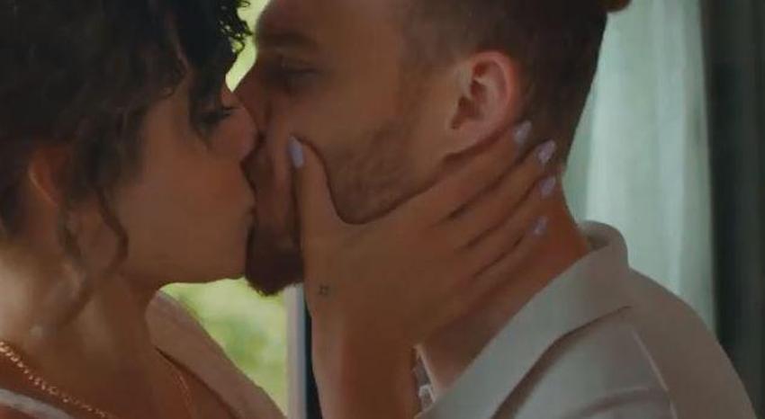 Hande Erçel ve Kerem Bürsin'in öpüşme sahnesi olay oldu!