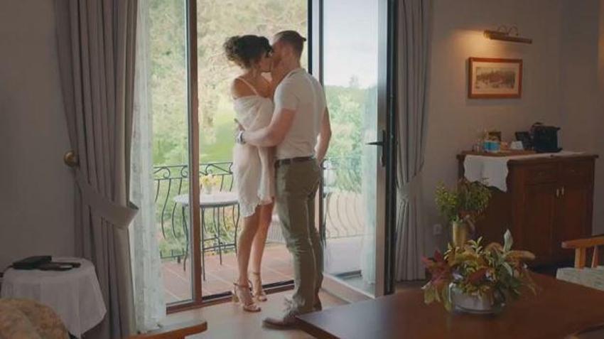Hande Erçel ve Kerem Bürsin'in öpüşme sahnesi olay oldu!