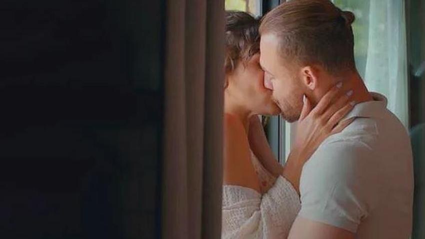 Hande Erçel ve Kerem Bürsin'in öpüşme sahnesi olay oldu!