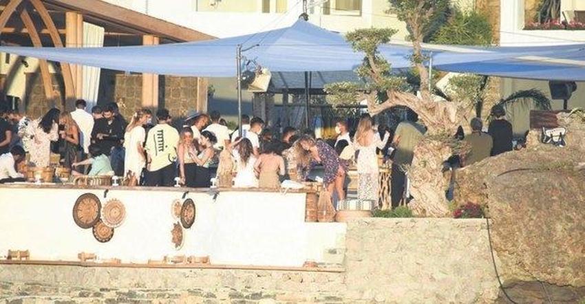 Öykü Çelik partiledi! Sosyal mesafe hiçe sayıldı...